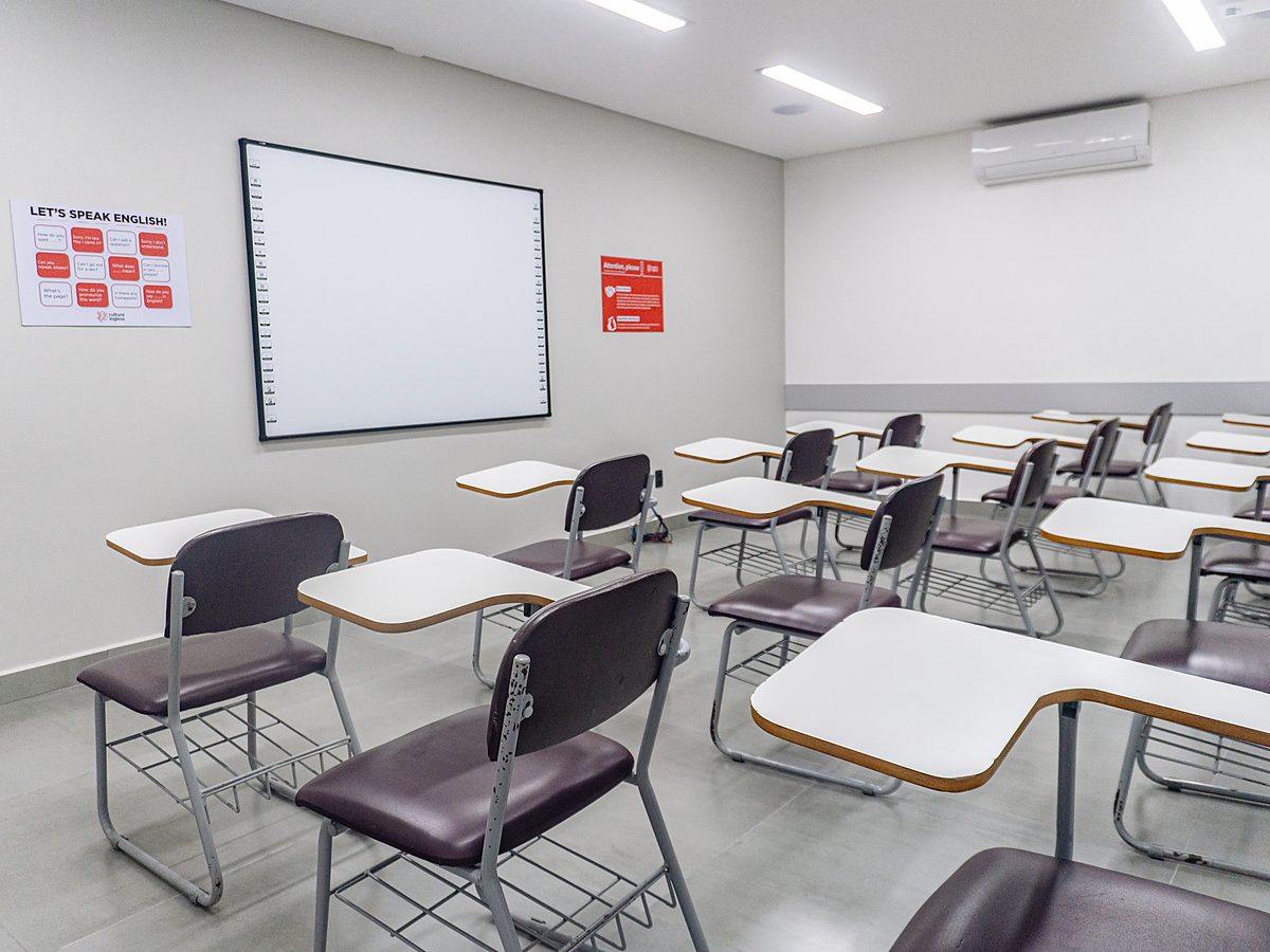 Sala de jovens e adultos da unidade Taubaté, com lousa branca e carteiras